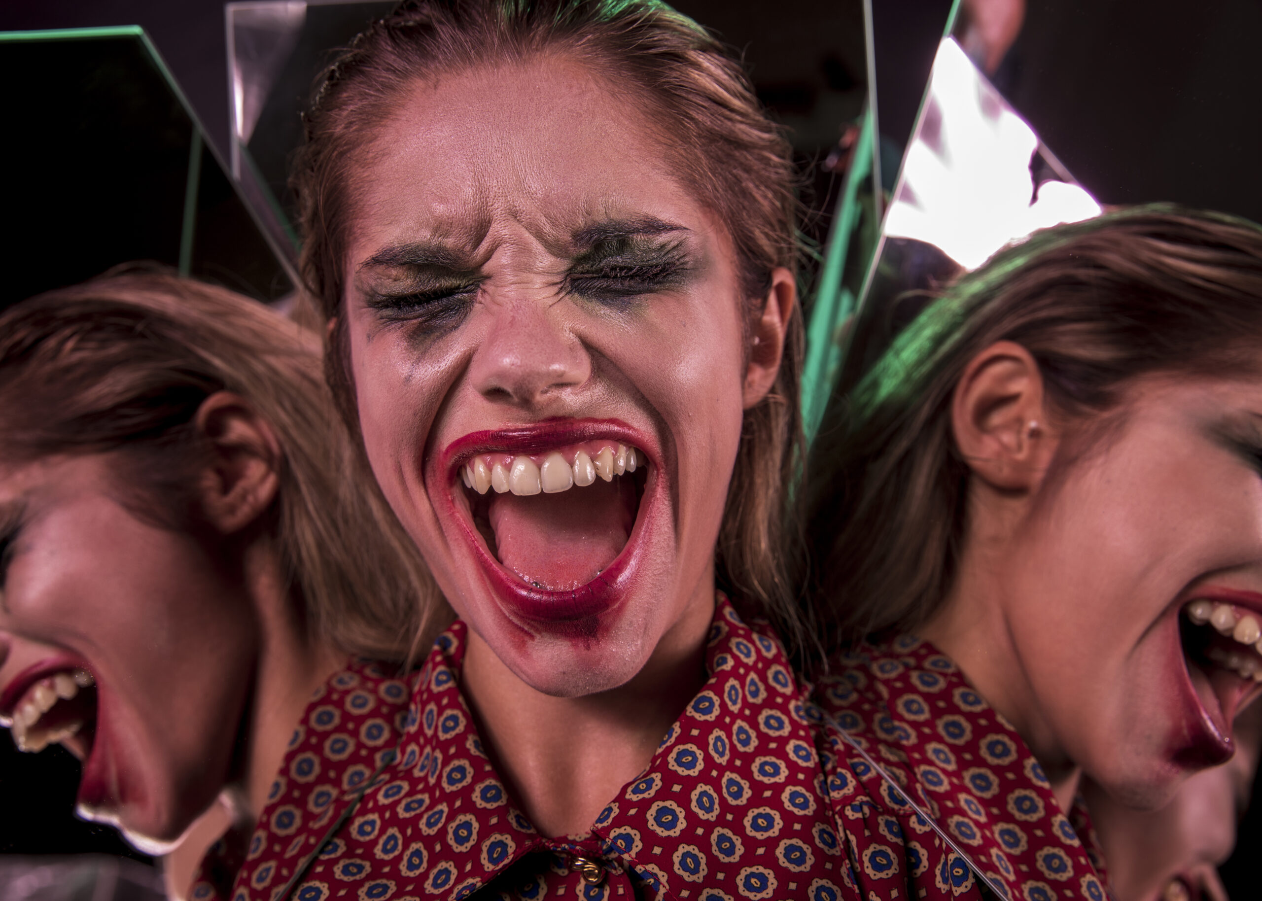 multiple-mirror-effect-woman-screaming-with-eyes-closed woman screaming due to drugs effect
